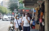兩名外籍遊客佩戴口罩遊逛市中心街道。（圖源：清真）