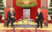 黨中央總書記、國家主席阮富仲（右）接見俄羅斯駐越南大使康斯坦丁·弗努科夫。