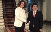 市人委會主席阮成鋒（右）接見世銀駐越南新任首席代表卡羅琳‧特克。（圖源：元幸）