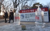 韓國近期爆發第三波疫情，當地政府宣佈取消1953年以來每年舉行的普信閣新年敲鐘儀式。（圖源：AP）