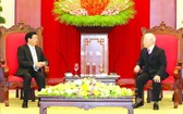 總書記、國家主席阮富仲（右）接見老撾總理西蘇里。（圖源：越通社）
