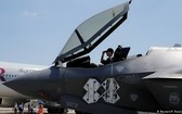 一名美國士兵坐在洛克希德馬丁公司生產的F-35 "閃電II "戰鬥機的駕駛艙內。（圖源：路透社）
