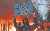 一位示威者將歌詞“甜蜜法國，親愛的童年故鄉”改編成標語：甜蜜法國，親愛的暴力故鄉。（圖源：歐洲時報）