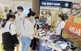 消費者在平新Aeon商業中心選購大減價的鞋子。