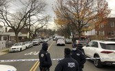 當地時間12月4日，美國紐約市布朗克斯地區發生槍擊事件，導致兩到三名法警和一名持槍嫌疑人受傷。圖為警方在事發現場拉起警戒線。（圖源：互聯網）
