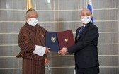以色列和不丹駐印度大使分別代表兩國舉行建交協議簽署儀式。（圖源：推特）