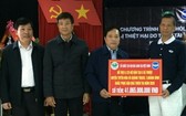 台灣佛教慈濟慈善基金會越南聯絡處負責人陳大瑜（右一）向廣平省領導轉贈善款。
