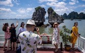 國內遊客觀光下龍灣景點並拍照留念。（圖源：互聯網）