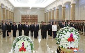 朝鮮最高領導人金正恩（前排左三）前往繡山太陽宮參謁，悼念父親金正日去世九周年。（圖源：朝中社）