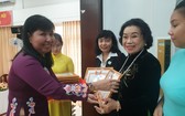 第五郡婦聯會主席陳氏雪幸向出色集體、個人頒獎。