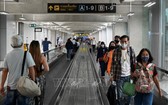 泰國曼谷素萬那普機場，旅客們都戴上口罩以防感染新冠病毒。（圖源：AFP）