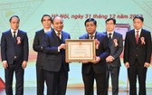 阮春福總理向計劃與投資部長阮志勇頒授一等 獨立勳章。（圖源：VGP）