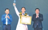 市人委會主席阮成鋒（右）向大水鑊醫院重症監護室吳越英醫生頒授2020年本市年輕公民模範獎座及獎狀。（圖源：越勇）