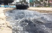 黑黝黝的污水從下水道直接排出峴港海灘。（圖源：平安）