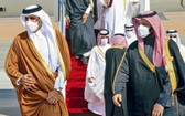  沙特皇儲小薩勒曼（右）5日歡迎到訪的卡塔爾國家元首塔米姆。（圖源：互聯網）