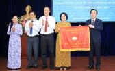 市越南祖國陣線委員會榮獲全面出色錦旗。