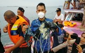 這張上載到社交媒體的照片顯示，印尼一架飛機失聯後，救援人員在雅加達外海打撈到一些電纜及牛仔布。 （圖源：路透社）