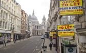 在新冠疫情，英倫敦聖保羅座堂附近已在放租的辦公室。（圖源：AP）