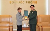 國防部長吳春歷大將（右）向新加坡駐越特命全權大使凱瑟琳‧王贈送紀念品。（圖源：黃宇）