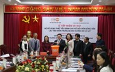 聯合國人口基金會駐越代表處向越南農民協會中央移交6903件必需品。（圖源：阮超）