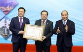 政府總理阮春福向集團頒授獎狀。（圖源：越通社）