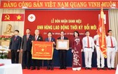 國家副主席鄧氏玉盛（右四）向115人民醫院頒授錦旗和革新時期勞動英雄稱號。（圖源：清光）
