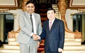 市人委會主席阮成鋒（右）接見印度駐本市總領事馬丹‧莫漢‧斯蒂。（圖源：越勇）