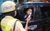交警在給一名司機進行呼氣式酒精測試。（圖源：木棉）