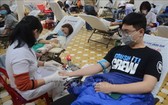 峴港年輕熱心市民踴躍前來捐血救人奉獻愛心。（越通社）