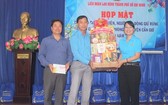 市勞動聯團主席陳氏妙翠（右）代表市勞動聯團向芹耶防護林管委會贈送春節禮物。（圖源：德龍）