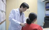 市醫藥大學醫院黃廷友幸碩士、醫生正在為病人診療及諮詢睡眠問題。