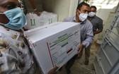 印度醫護人員把疫苗運送到一家醫院內的冷凍倉庫中。（圖源：AP）