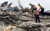 當地時間15日凌晨,印尼西蘇拉威西省發生6.2級地震,目前死亡人數已增至73人、820多人受傷。(圖源:AP)