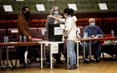 1月24日，選民在葡萄牙首都里斯本一處投票站投票。 （圖源：新華社）
