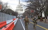 圖為1月18日在國會大廈外執勤的國民警衛隊員。（圖源：Getty Images）