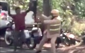 一名男子高舉菜刀追砍一名交警。（圖源：視頻截圖）