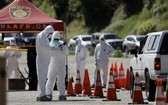 工作人員在美國洛杉磯新型冠狀病毒免下車檢測站工作。（圖源：新華社）