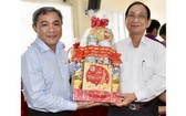 市民族處主任黃文鴻玉向人民藝人、華人著名書畫家張漢明贈送禮物。