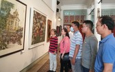 華人畫家，會員觀看畫展。