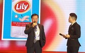 梁萬榮先生（左）在優質國貨企業表彰儀式上接受採訪。