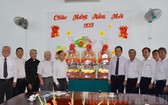 市委常務副書記陳留光（右五）親往探望市天主教團結委員會及越南南方基督教總聯會並祝賀新年。（圖源：市黨部新聞網）