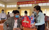 市越南祖國陣線委員會探望同塔省貧困同胞、邊防部隊。