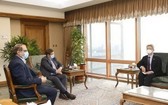 2月22日，在韓國駐伊朗大使館，韓國駐伊朗大使柳靜鉉（右）會見伊朗央行行長阿卜杜勒納賽爾·赫馬提。 （圖源：伊朗政府官網截圖）