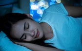 正確時間睡眠、進入深眠，可讓生長激素大量分泌，對肌膚、毛囊和脂肪代謝都有幫助。(圖源：Shutterstock)