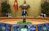 政府總理阮春福（中）在會議上發表指導意見。（圖源：VGP）