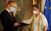 當地時間2月24日，委內瑞拉外長豪爾赫‧阿雷亞薩（左）在會面後將文件交給歐盟大使伊莎貝爾‧布瑞漢特‧佩德羅薩（右）。（圖源：Getty Images）