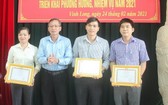 永隆省委宣教處主任阮孝義(左二)向宣教工作方面取得優秀成績的集體頒發獎狀。(圖源:N.H)