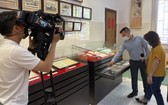 市電視台第九頻道採訪麒麟與收集西堤華人文物故事。