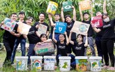 參與Green River計劃的阮黃山（左一）與其他志願者製造手繪垃圾桶。
