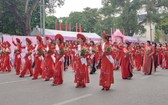河內市婦聯會舉行的長衫遊行推崇儀式。（圖源：越通社）
